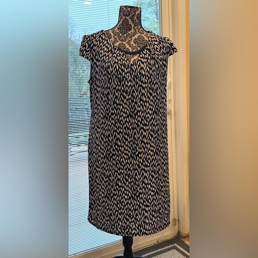 Elegant Black and white Patterned dress size 12p - Picture 2 of 9